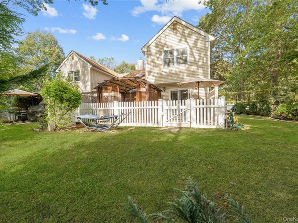 18 Lindsey Court, Holtsville NY 11742