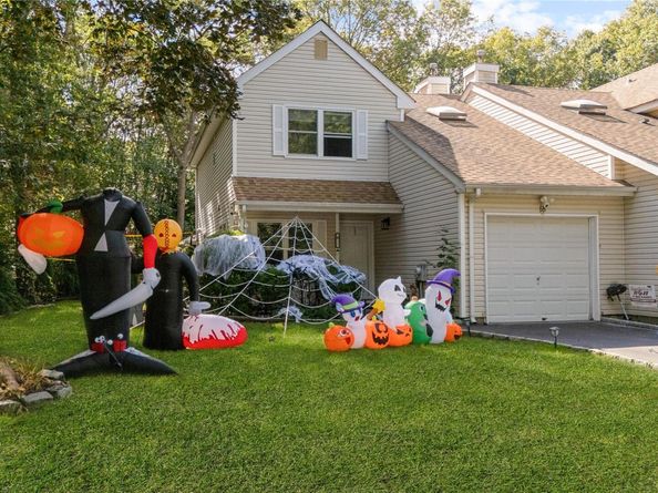 18 Lindsey Court, Holtsville NY 11742