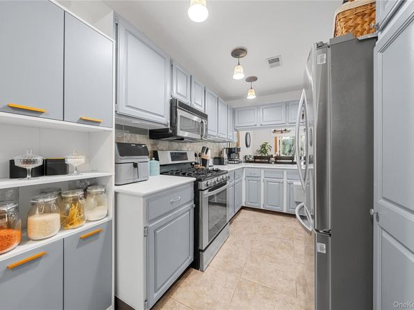18 Lindsey Court, Holtsville NY 11742