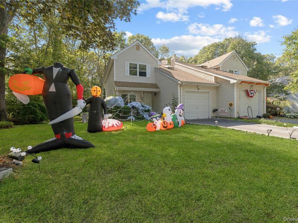 18 Lindsey Court, Holtsville NY 11742