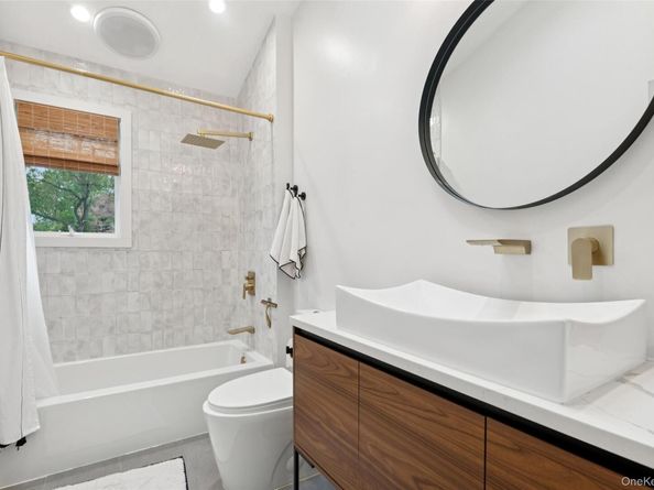 1 W End Avenue, Brentwood NY 11717