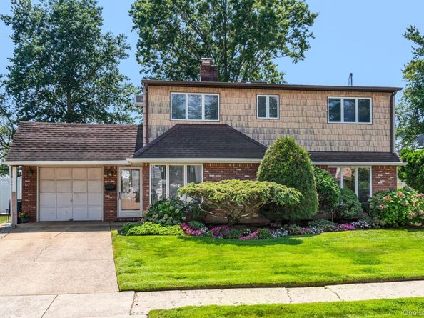 12 Coachman Lane, Levittown NY 11756