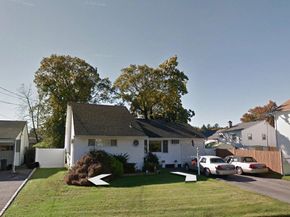 4 THOMAS Drive, North Babylon NY 11703