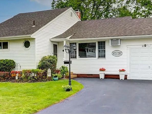 4 THOMAS Drive, North Babylon NY 11703