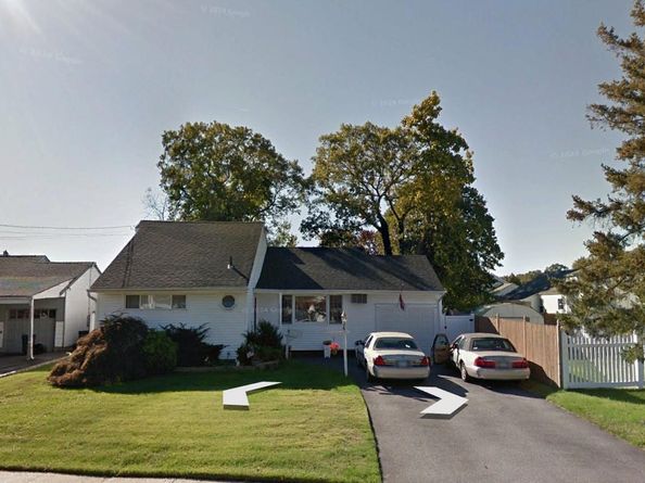 4 THOMAS Drive, North Babylon NY 11703
