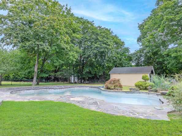 52 Brushy Neck Ln, Westhampton NY 11977