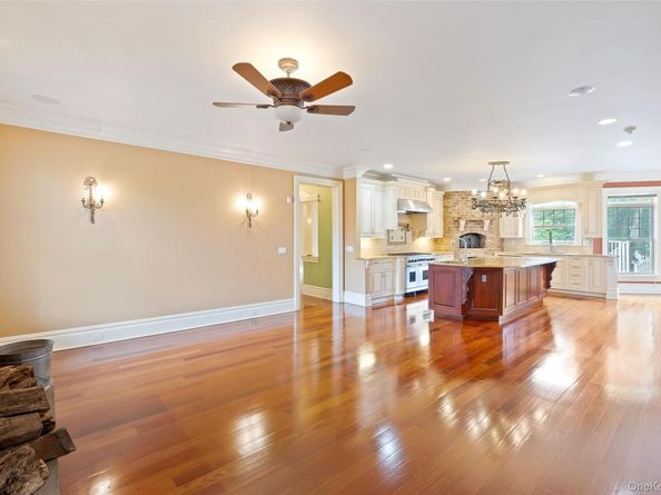 52 Brushy Neck Ln, Westhampton NY 11977