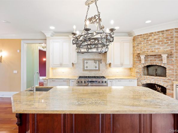 52 Brushy Neck Ln, Westhampton NY 11977