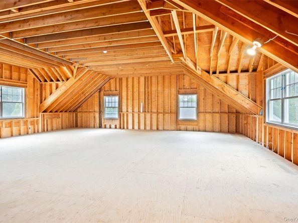 52 Brushy Neck Ln, Westhampton NY 11977