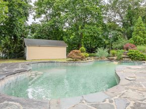52 Brushy Neck Ln, Westhampton NY 11977
