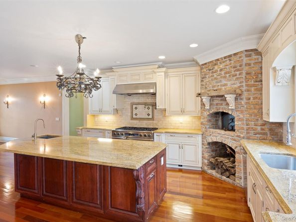 52 Brushy Neck Ln, Westhampton NY 11977