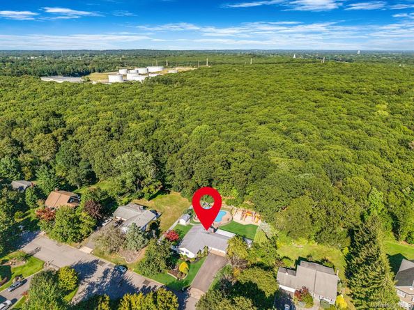 39 Robinhood Lane, East Setauket NY 11733