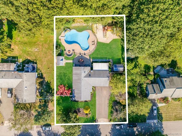 39 Robinhood Lane, East Setauket NY 11733