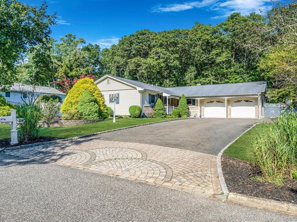 39 Robinhood Lane, East Setauket NY 11733