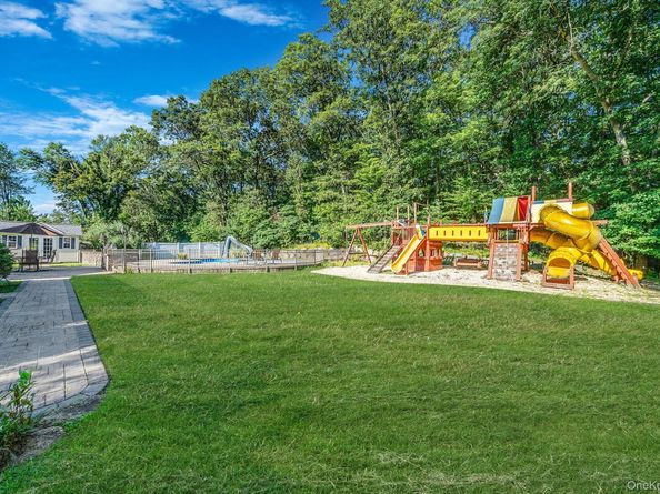 39 Robinhood Lane, East Setauket NY 11733