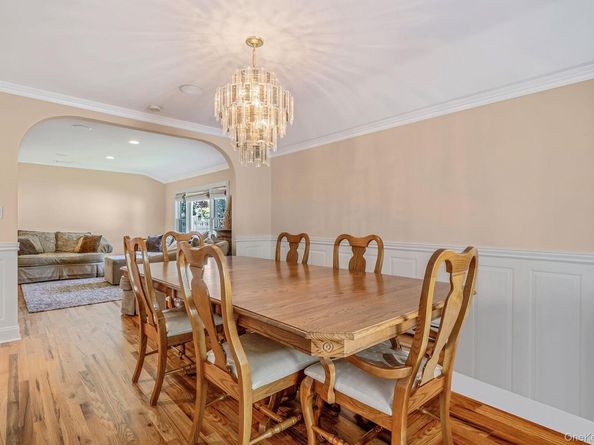 39 Robinhood Lane, East Setauket NY 11733