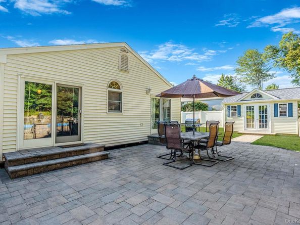 39 Robinhood Lane, East Setauket NY 11733