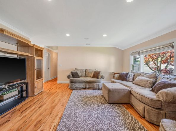 39 Robinhood Lane, East Setauket NY 11733