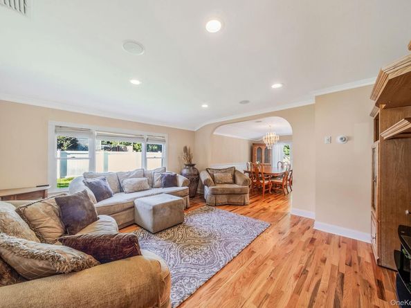 39 Robinhood Lane, East Setauket NY 11733