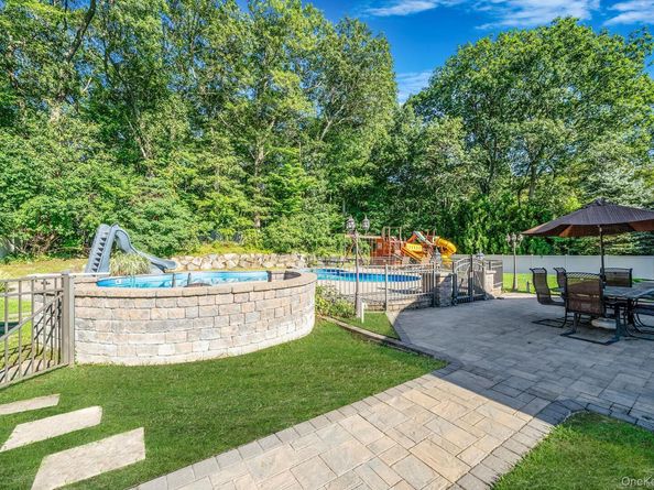 39 Robinhood Lane, East Setauket NY 11733