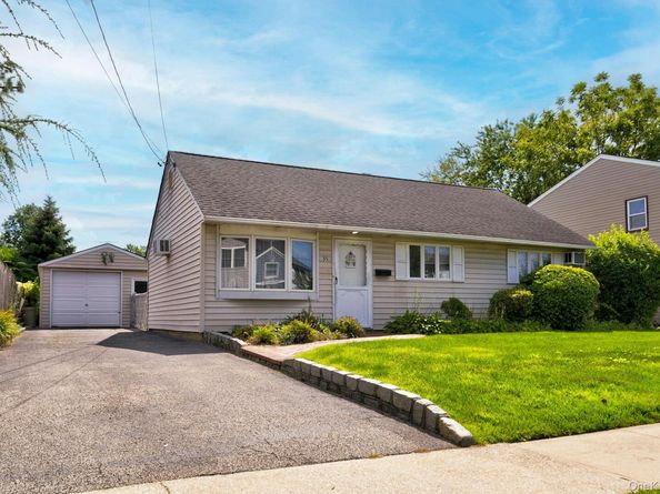 35 Vernon Street, Plainview NY 11803