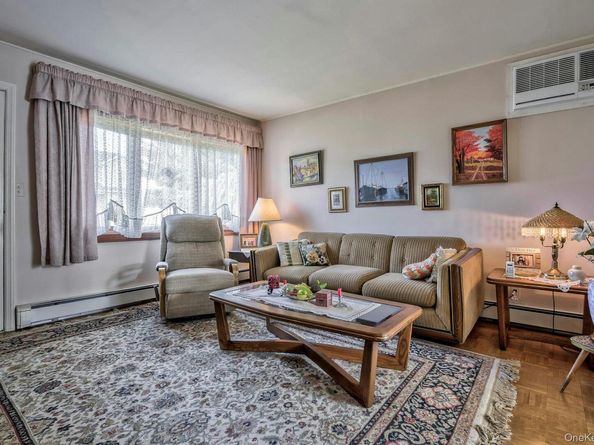 35 Vernon Street, Plainview NY 11803