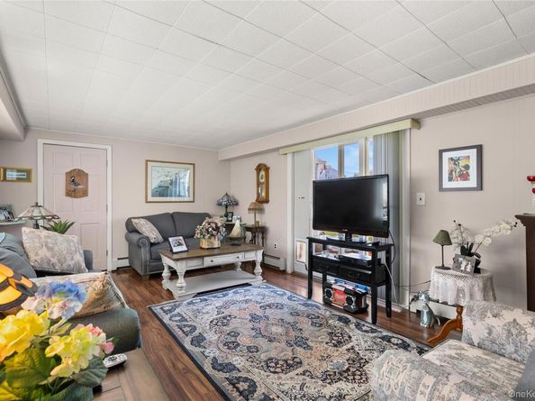 66 Inlet Drive, Lindenhurst NY 11757