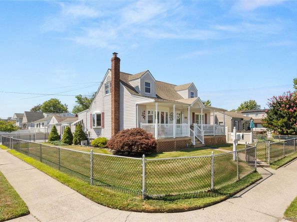 66 Inlet Drive, Lindenhurst NY 11757