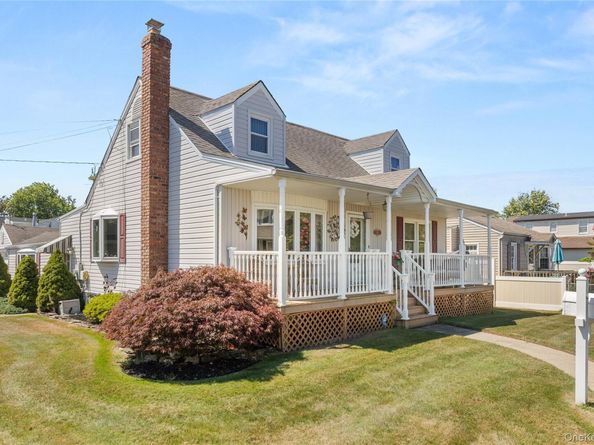 66 Inlet Drive, Lindenhurst NY 11757