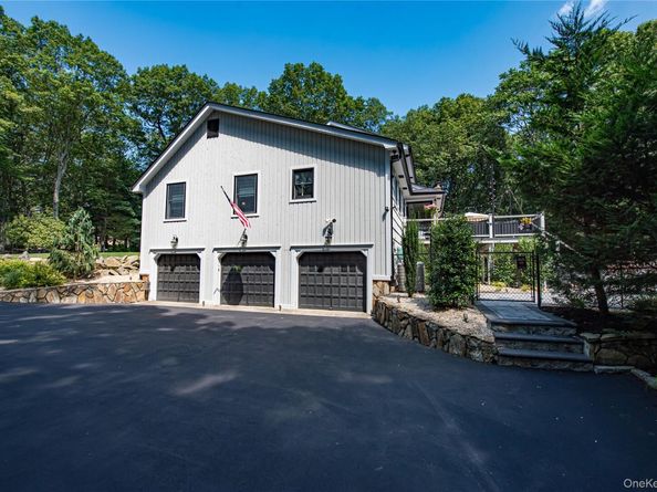 142 Landing Meadow Road, Smithtown NY 11787