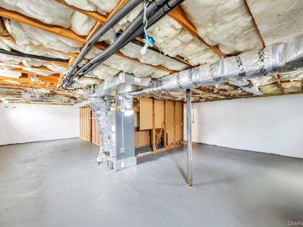 390 Parkside Court, Copiague NY 11726