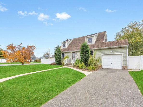 390 Parkside Court, Copiague NY 11726