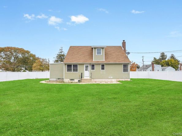 390 Parkside Court, Copiague NY 11726