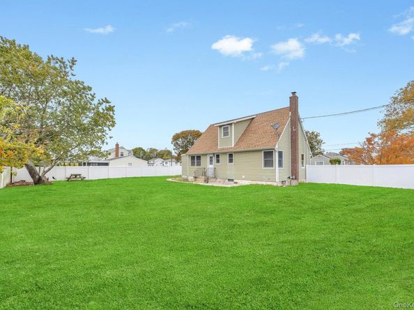 390 Parkside Court, Copiague NY 11726