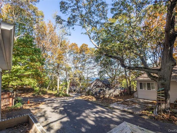 17 Schooner Lane, Baiting Hollow NY 11933