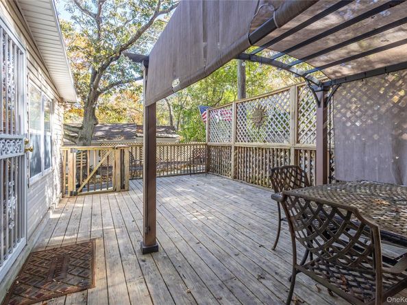 17 Schooner Lane, Baiting Hollow NY 11933