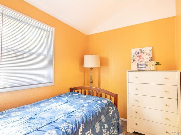 17 Schooner Lane, Baiting Hollow NY 11933