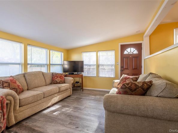 17 Schooner Lane, Baiting Hollow NY 11933