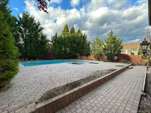 3200 Lydia Lane, Bellmore NY 11710