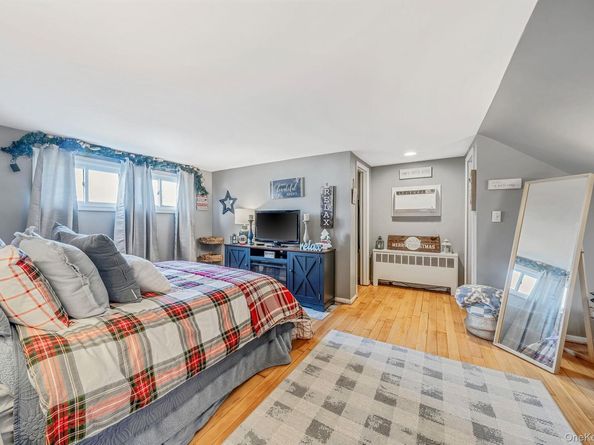 32 Rockledge Drive, Shirley NY 11967