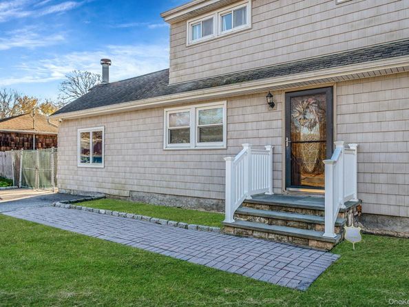 32 Rockledge Drive, Shirley NY 11967