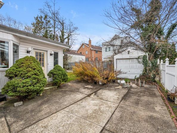 25271 Brattle Avenue, Little Neck NY 11362