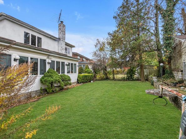 25271 Brattle Avenue, Little Neck NY 11362