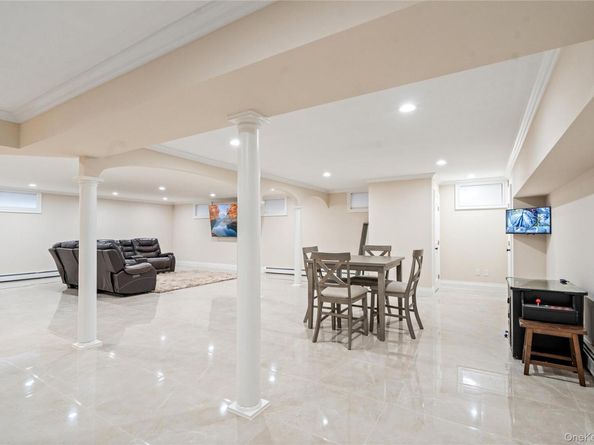 176 Sagamore Drive, Plainview NY 11803