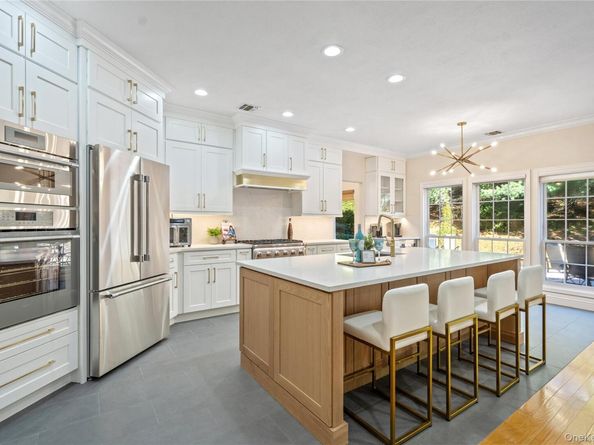 176 Sagamore Drive, Plainview NY 11803