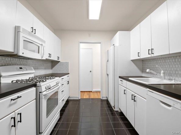 25 Chapel Place 2D, Great Neck NY 11021