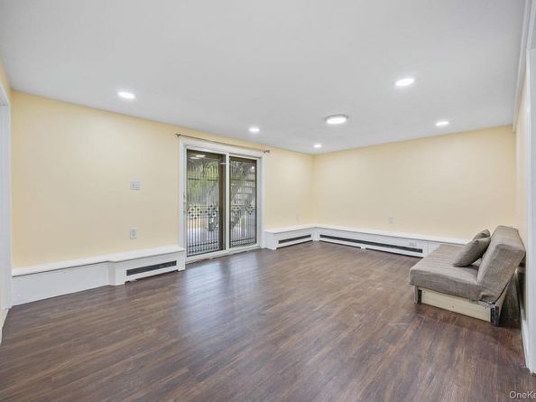 14 Hilton Court, Hicksville NY 11801