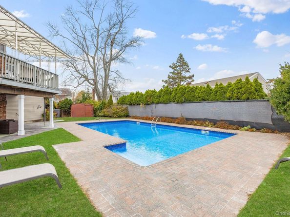 14 Hilton Court, Hicksville NY 11801