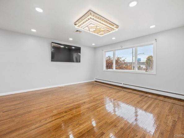 14 Hilton Court, Hicksville NY 11801