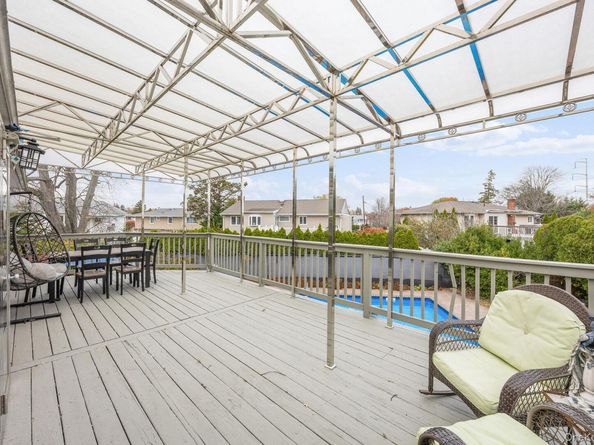 14 Hilton Court, Hicksville NY 11801